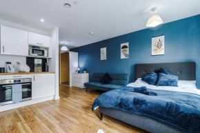 Stylish Media City Studio, Sleeps 3, Darts Board, Smart TV, Long Term Disc